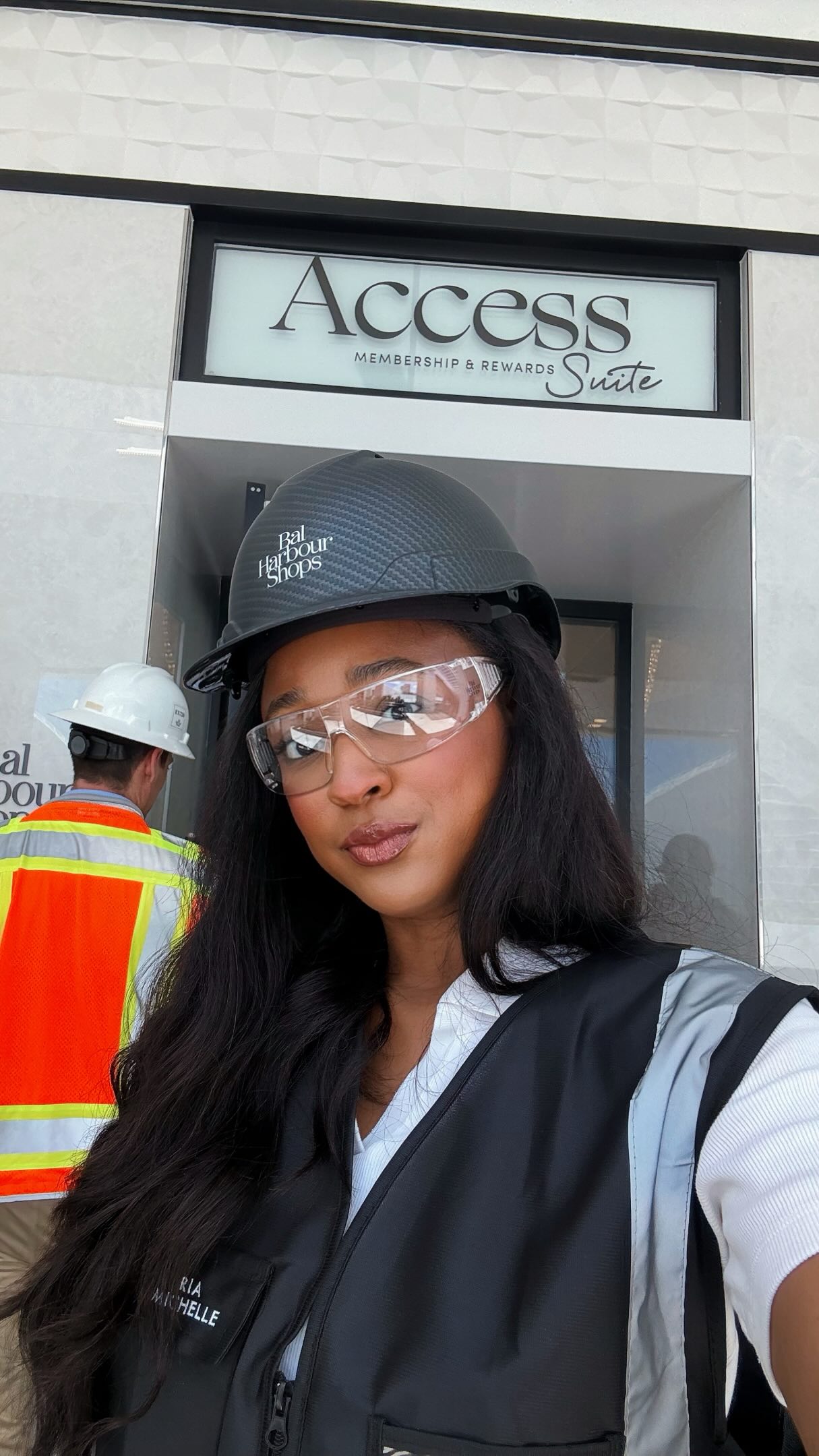 Coming soon… 🚧✨ @balharbourshops let me behind the curtain so to speak for a preview of their upcoming expansion. I’m so ready for whats on this roster 👀 

Thanks for having me and I think I’ve finally guessed the “unknown” retailer now to wait to see if I’m right 😏😂