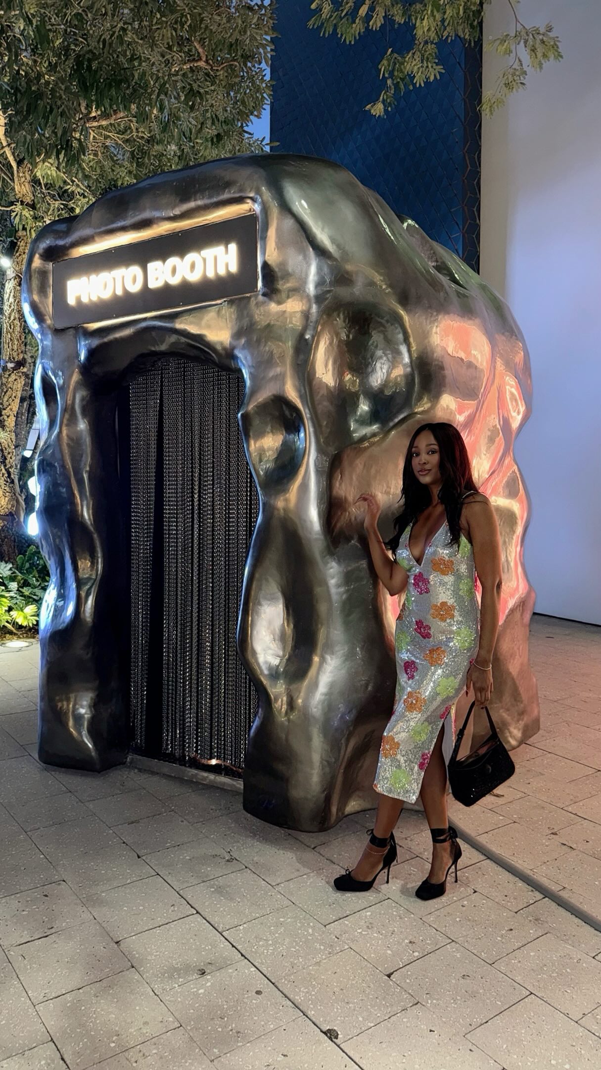 Run don’t walk to the @miamidesigndistrict to discover Galena by @jillian_mayer_. A new photo booth in collaboration with @fotocomercio. Located in Paradise Plaza 🩶✨📸